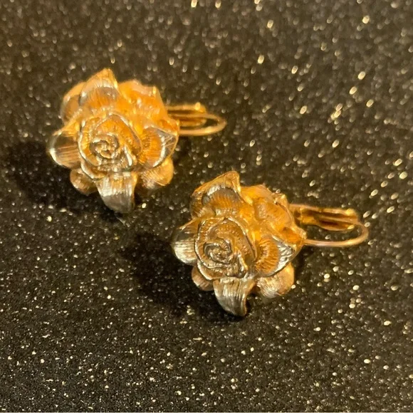 AVON gold earrings. Rose mold shape. - Picture 6 of 6